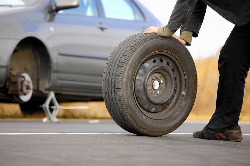 හදිසියේ වාහනයේ හුළං ගිය අවස්ථාවකට ඔබ සූදානම්ද? In case of a tyre puncture, are you ready ?