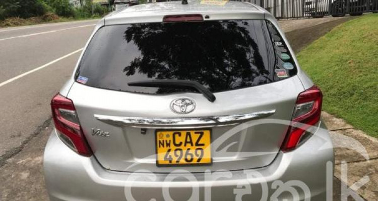 TOYOTA VITZ 2015