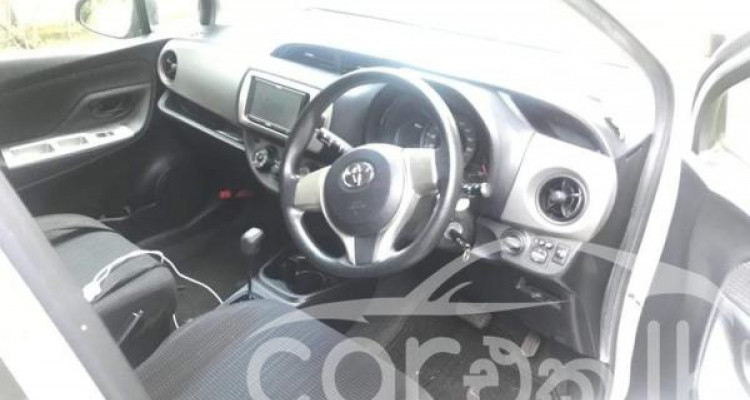 TOYOTA VITZ 2015