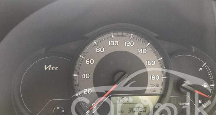 TOYOTA VITZ 2015