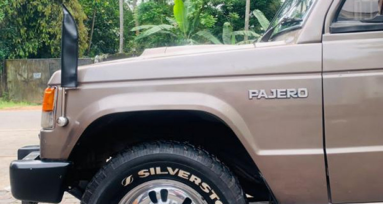 MITSUBISHI PAJERO 1990