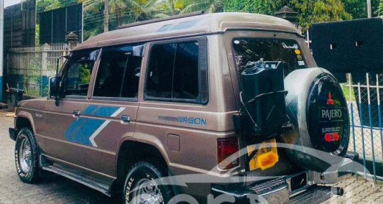 MITSUBISHI PAJERO 1990