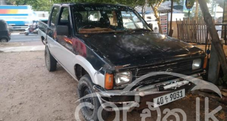 NISSAN DOUBLE CAB 1985