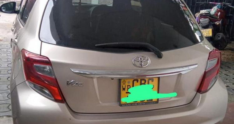 TOYOTA VITZ 2015