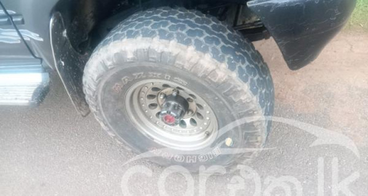 TOYOTA HILUX 1990