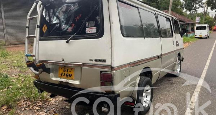 NISSAN CARAVAN 1986