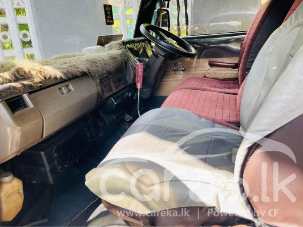 NISSAN CARAVAN 1986