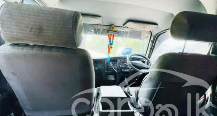 NISSAN CARAVAN 2002