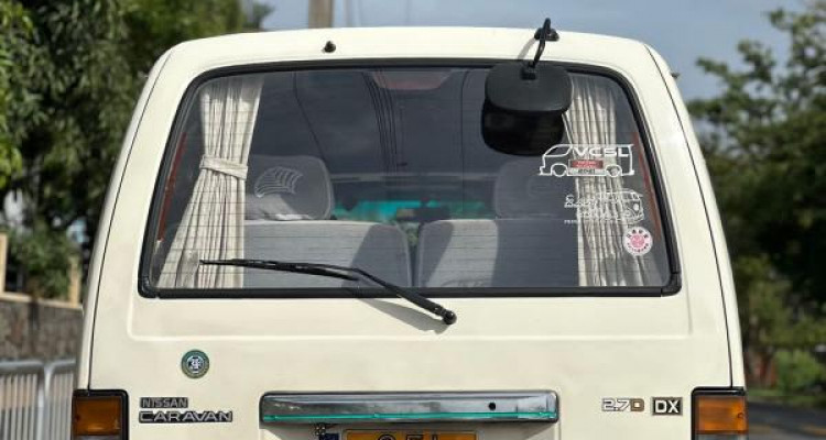 NISSAN CARAVAN 1995