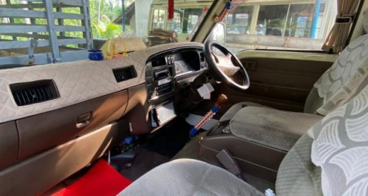 NISSAN CARAVAN 1995