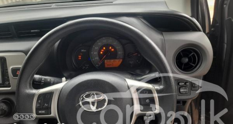 TOYOTA VITZ 2016