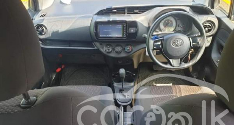 TOYOTA VITZ 2017