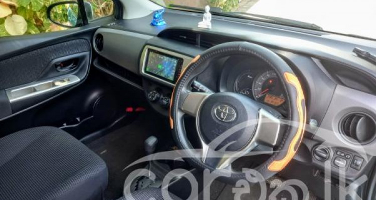 TOYOTA VITZ 2015