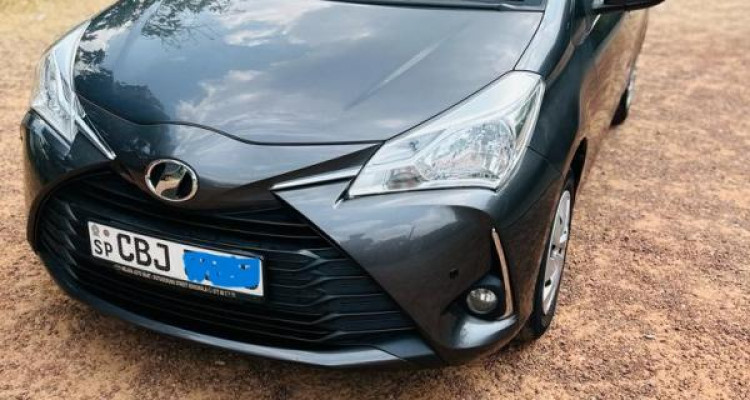 TOYOTA VITZ 2017