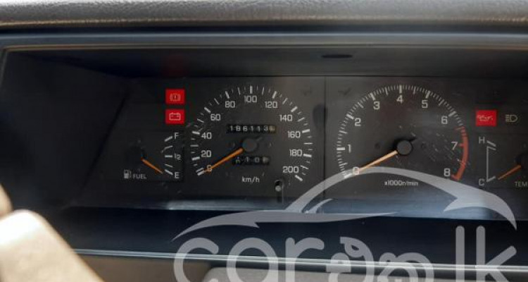 NISSAN TRAD SUNNY 1988