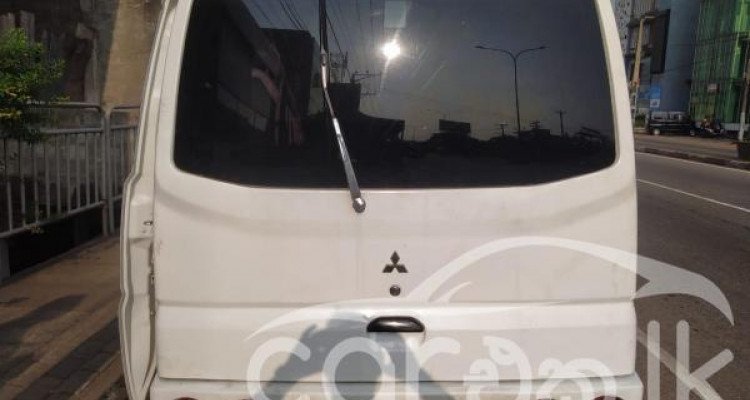 MITSUBISHI MINICAB 2000