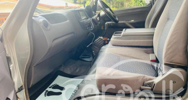 NISSAN CARAVAN E25 2002