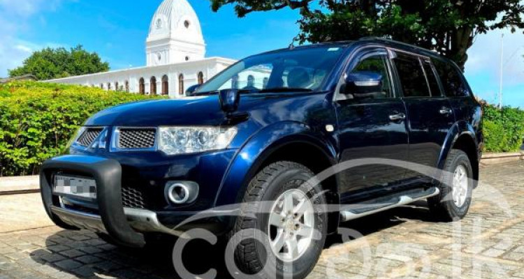 MITSUBISHI MONTERO 2012