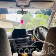 TOYOTA NOAH KR42 2000