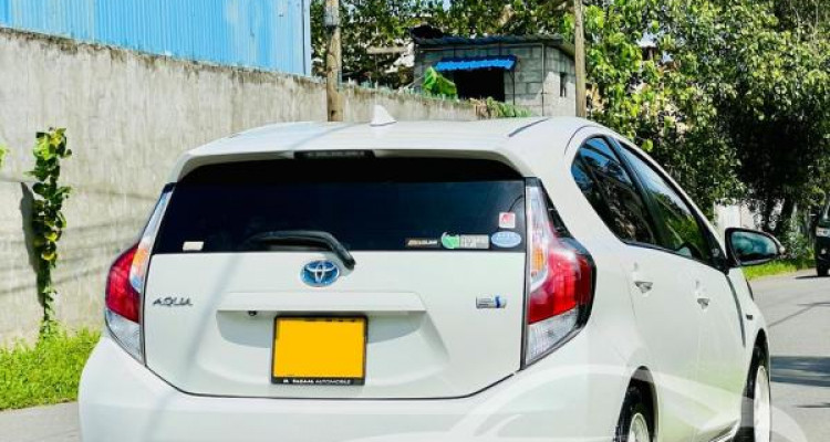 TOYOTA AQUA 2017