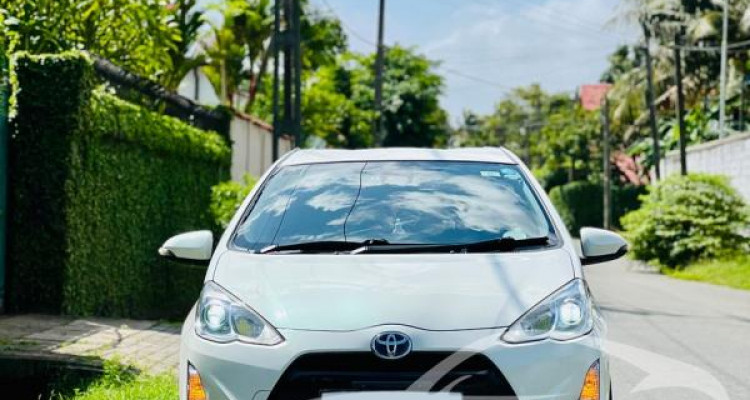 TOYOTA AQUA 2017