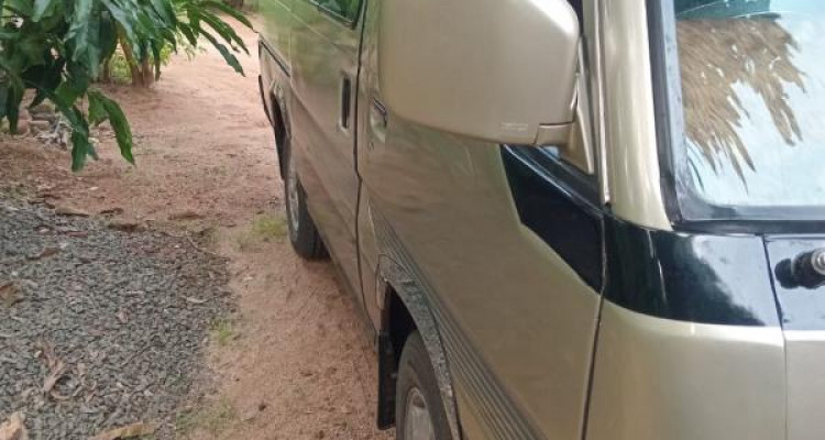 NISSAN CARAVAN 1993