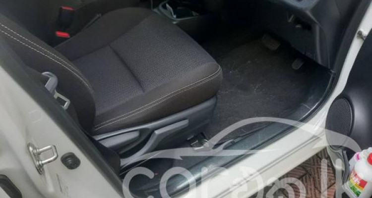 TOYOTA VITZ 2019