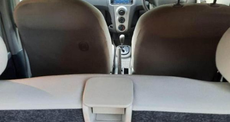 TOYOTA VITZ 2010