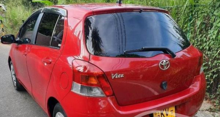 TOYOTA VITZ 2010