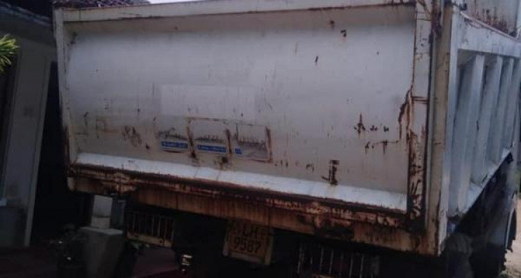 TATA TIPPER HIYA BUCKET 2011