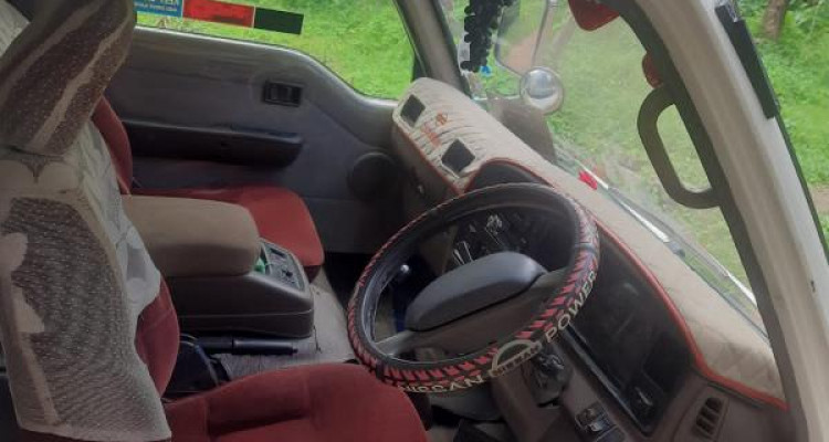 NISSAN CARAVAN 1996