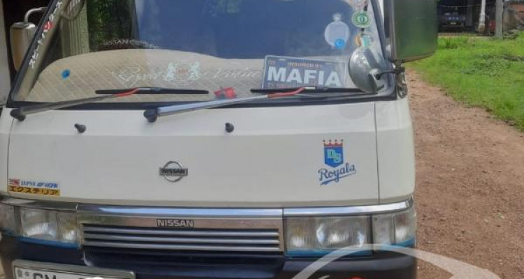 NISSAN CARAVAN 1996