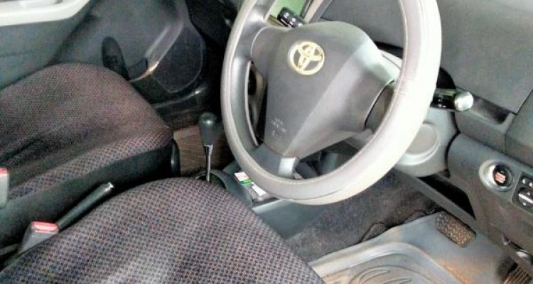 TOYOTA VITZ 2010