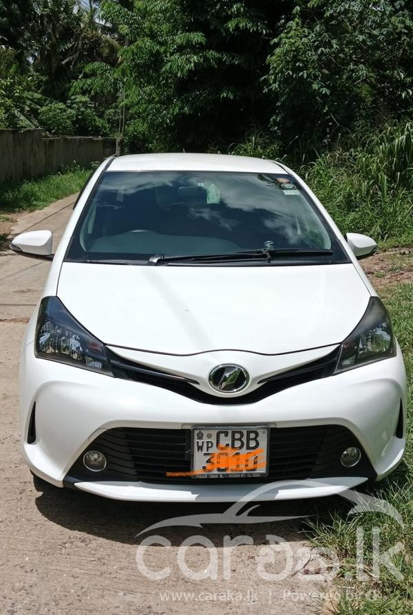 TOYOTA VITZ 2015
