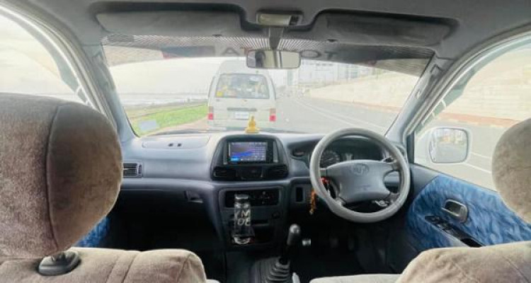 TOYOTA NOAH CR42 2001