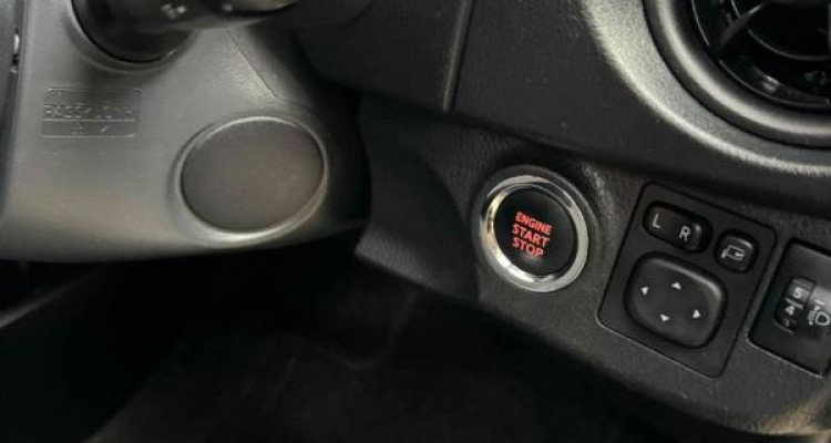 TOYOTA VITZ 2017