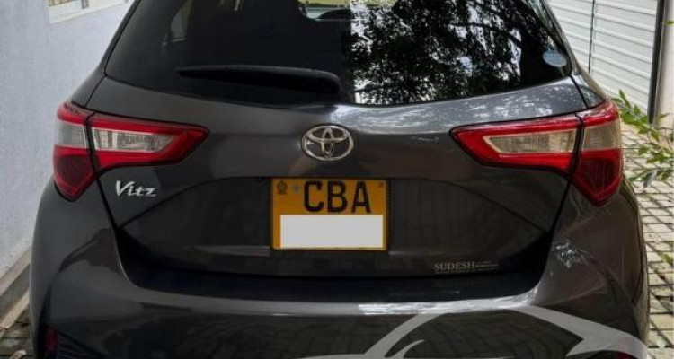 TOYOTA VITZ 2017