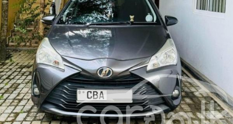 TOYOTA VITZ 2017