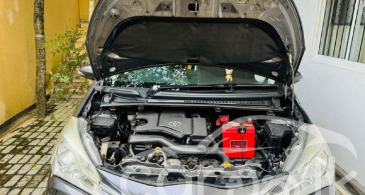 TOYOTA VITZ 2017