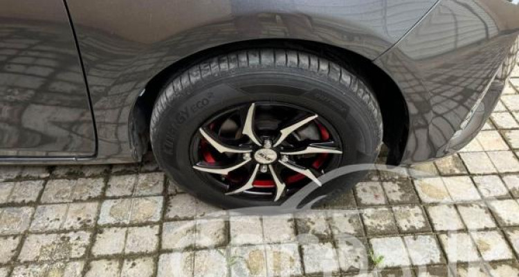 TOYOTA VITZ 2017