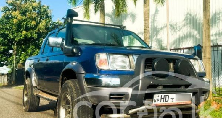 NISSAN D22 2000
