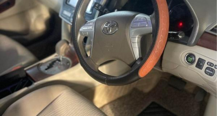TOYOTA PREMIO 2012