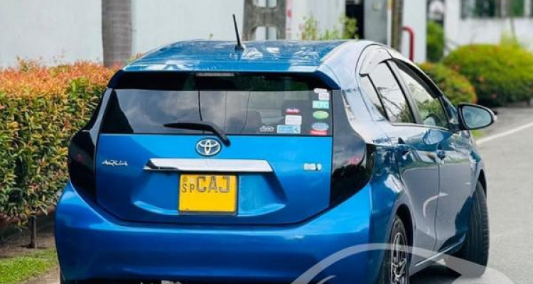 TOYOTA AQUA 2012