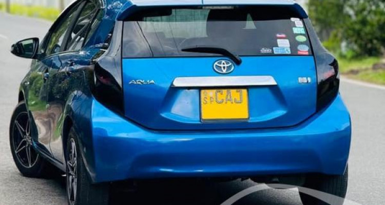 TOYOTA AQUA 2012