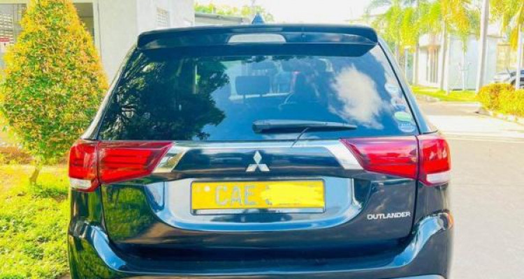 MITSUBISHI OUTLANDER PHEV 2015