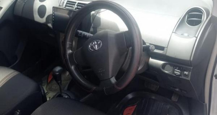 TOYOTA VITZ 2009
