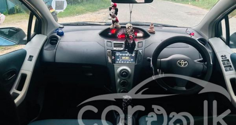 TOYOTA VITZ 2010