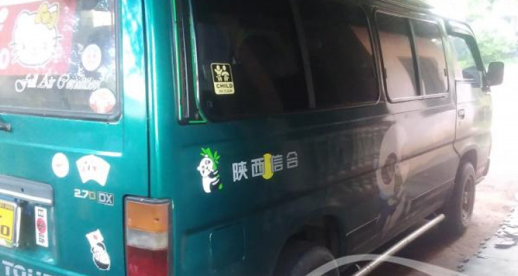 NISSAN CARAVAN 1995