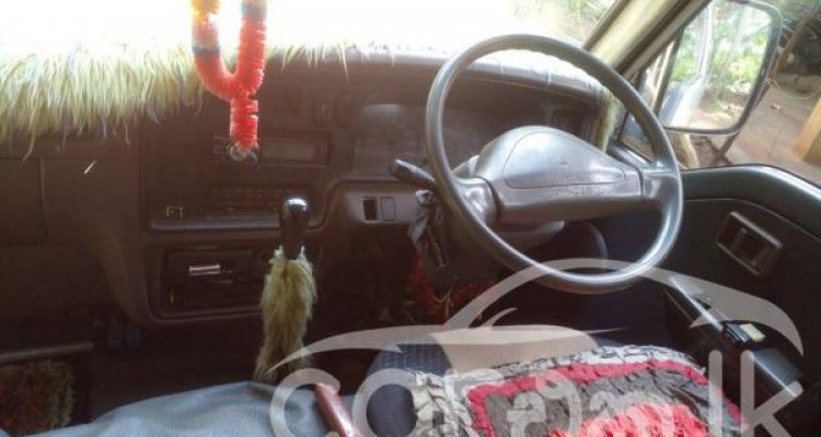 NISSAN CARAVAN 1981