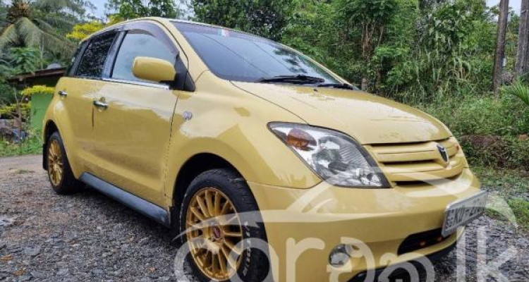 TOYOTA IST 2003